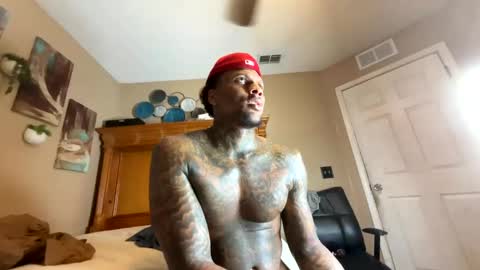 Snapshot of daddyjanimal chatting on October 17, 6:39 am sexy tatted king bbc online show from October 17, 6:39 am