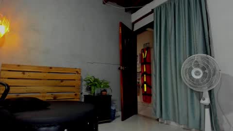 Snapshot of daiisy_kiss chatting on October 7, 2:40 am daiisy_kiss online show from October 7, 2:40 am