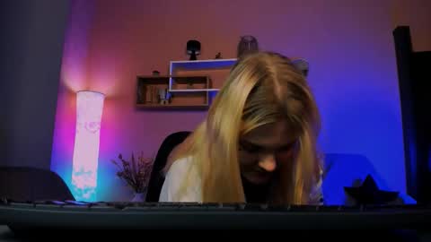 Snapshot of daisyy_naughty chatting on October 16, 11:14 pm daisy online show from October 16, 11:14 pm