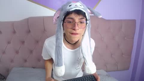 Snapshot of damiian21_ chatting on February 24, 1:21 pm Damiian21 online show from February 24, 1:21 pm