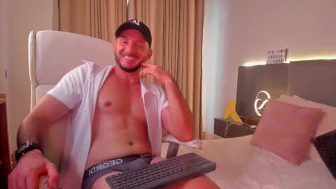 Snapshot of damonsantos chatting on October 17, 4:11 pm D A M O N online show from October 17, 4:11 pm