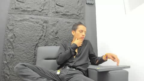 dan_bakerr online show from April 22, 5:36 am