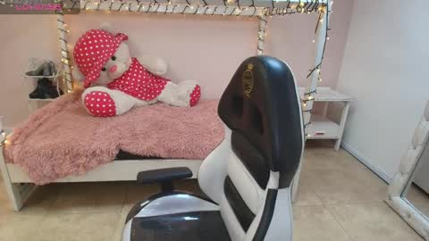 Snapshot of dani_clark_ chatting on February 17, 5:12 pm Dani online show from February 17, 5:12 pm