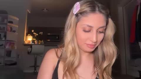 daniellarae1 online show from April 9, 5:33 am
