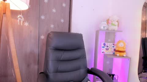 Danielle Rose online show from April 10, 10:25 pm