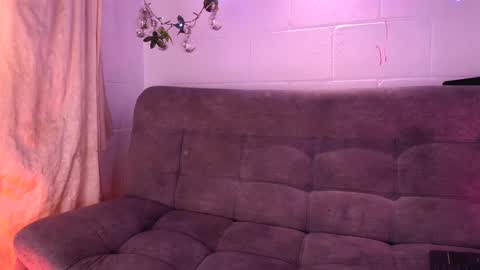 Snapshot of danita_veelz chatting on December 9, 5:41 pm danita_veelz online show from December 9, 5:41 pm