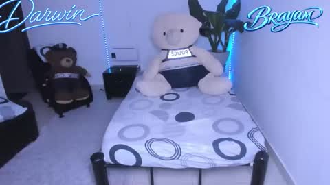 darwinandbrayan online show from February 11, 12:03 am