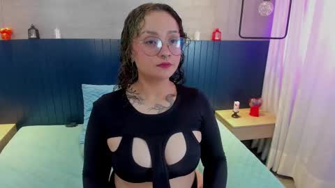 Snapshot of davis_emma chatting on September 28, 3:59 am Emma online show from September 28, 3:59 am
