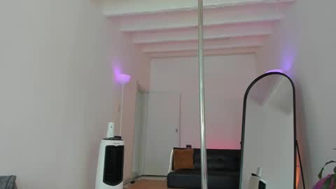 Snapshot of dearmilu28 chatting on March 3, 4:26 pm dearmilu28 online show from March 3, 4:26 pm