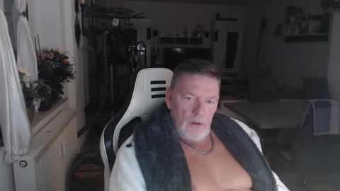 Snapshot of deinprinz2312 chatting on October 1, 5:06 am deinprinz2312 online show from October 1, 5:06 am