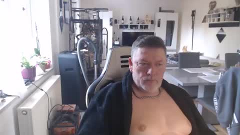 Snapshot of deinprinz2312 chatting on December 4, 9:45 am deinprinz2312 online show from December 4, 9:45 am