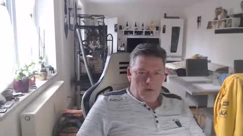 Snapshot of deinprinz2312 chatting on February 13, 12:32 pm deinprinz2312 online show from February 13, 12:32 pm