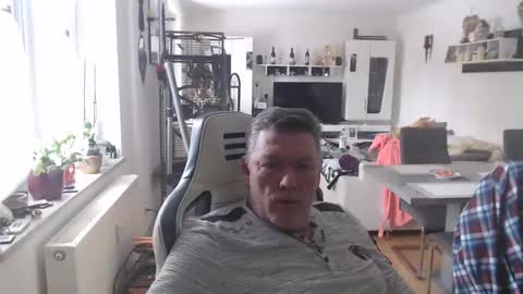 Snapshot of deinprinz2312 chatting on February 14, 8:21 am deinprinz2312 online show from February 14, 8:21 am