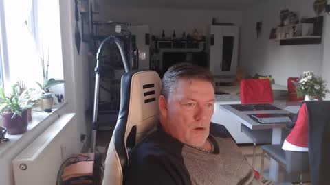 Snapshot of deinprinz2312 chatting on December 25, 7:46 am deinprinz2312 online show from December 25, 7:46 am