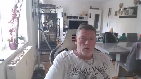 Snapshot of deinprinz2312 chatting on October 20, 12:43 pm deinprinz2312 online show from October 20, 12:43 pm