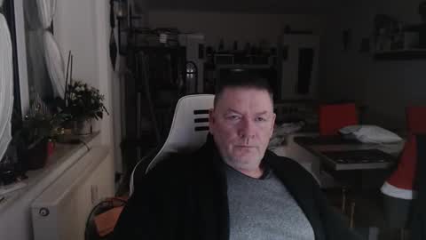 Snapshot of deinprinz2312 chatting on January 3, 5:28 am deinprinz2312 online show from January 3, 5:28 am