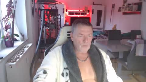 Snapshot of deinprinz2312 chatting on October 16, 6:02 am deinprinz2312 online show from October 16, 6:02 am