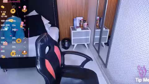 Snapshot of delilah_leone chatting on October 18, 7:18 pm delilah_leone online show from October 18, 7:18 pm