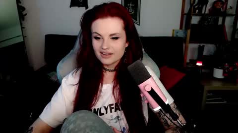 dellacrush_ online show from November 12, 5:48 pm