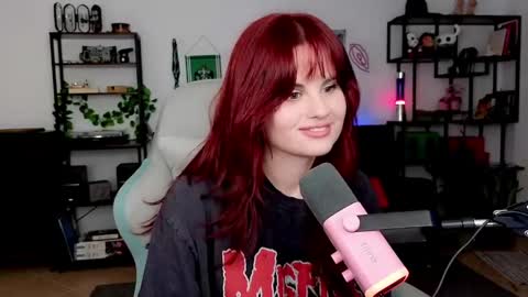 dellacrush_ online show from April 11, 5:06 pm