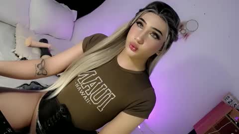 Snapshot of deluxetgirl69 chatting on March 4, 3:11 am Chesca online show from March 4, 3:11 am