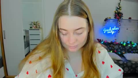 Snapshot of demure_soul chatting on December 2, 2:35 am Sophie online show from December 2, 2:35 am