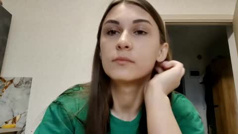 Mia online show from April 19, 7:09 am