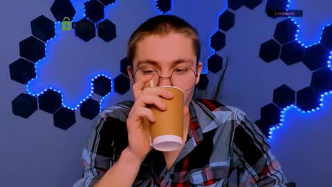 derek_hawk_ online show from February 4, 9:46 am