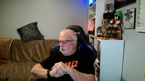Snapshot of desertknight56 chatting on December 4, 3:20 am D K online show from December 4, 3:20 am