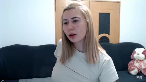 Snapshot of dianasmiey7 chatting on February 21, 7:43 pm dianasmiey7 online show from February 21, 7:43 pm