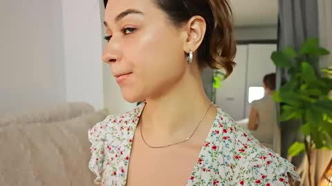 Tia online show from June 1, 8:54 pm