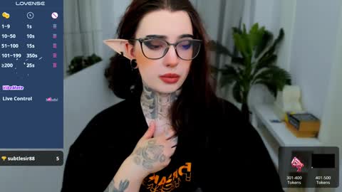 Snapshot of dixipixi_ chatting on February 6, 10:36 am dixipixi_ online show from February 6, 10:36 am