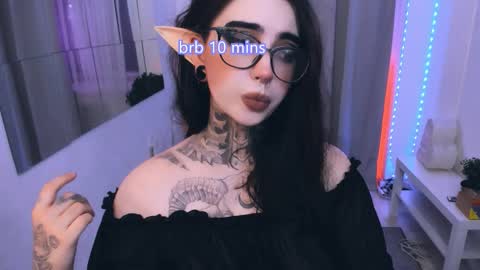 dixipixi_ online show from February 15, 7:32 am