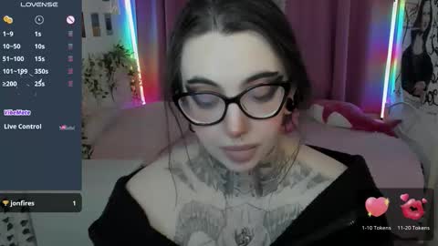 dixipixi_ online show from February 28, 7:01 am