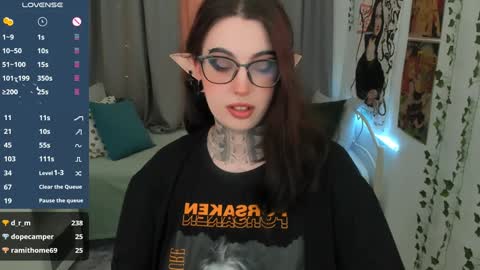 Snapshot of dixipixi_ chatting on February 2, 8:34 am dixipixi_ online show from February 2, 8:34 am