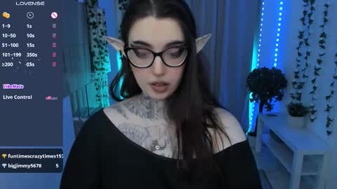 dixipixi_ online show from January 18, 7:39 am