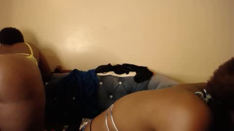 Snapshot of dollface_bella chatting on October 3, 7:22 pm Bella online show from October 3, 7:22 pm
