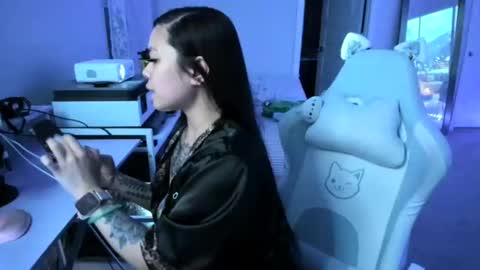 DOLLLFACE online show from April 3, 4:52 am