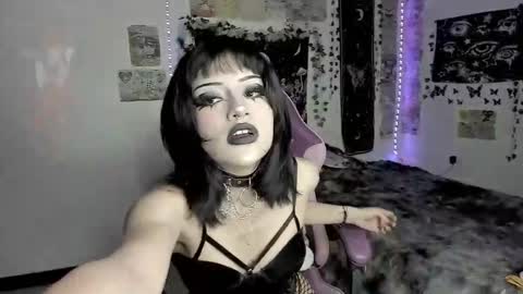 dolly_bones online show from November 25, 10:30 pm