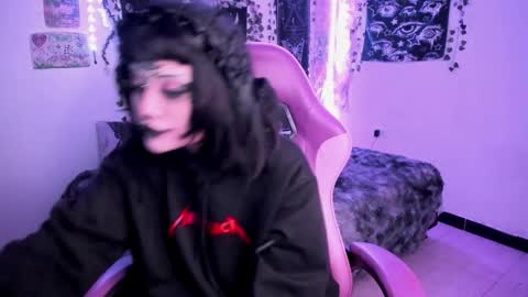 Snapshot of dolly_bones chatting on October 31, 10:54 pm dolly_bones online show from October 31, 10:54 pm