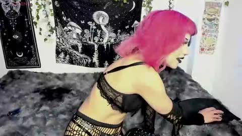 Snapshot of dolly_bones chatting on October 15, 8:31 pm dolly_bones online show from October 15, 8:31 pm