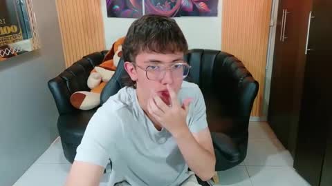 Snapshot of dominic_carminex chatting on October 18, 7:51 pm dominic_carminex online show from October 18, 7:51 pm