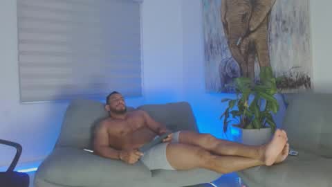 Snapshot of dominic_hulk1 chatting on January 19, 5:05 am dominic_hulk1 online show from January 19, 5:05 am