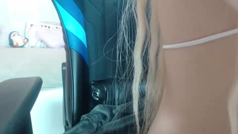 Snapshot of dont_forget__ chatting on October 5, 9:18 am Nika online show from October 5, 9:18 am