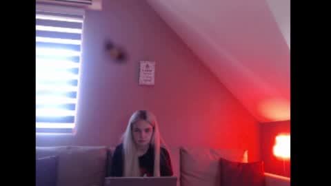 A girl online show from May 14, 7:50 am