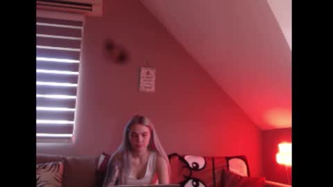 A girl online show from February 18, 8:14 am