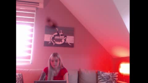 A girl online show from September 30, 7:19 am