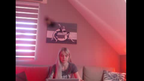 A girl online show from September 22, 7:12 am