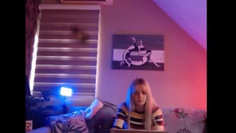 A girl online show from November 7, 8:17 am