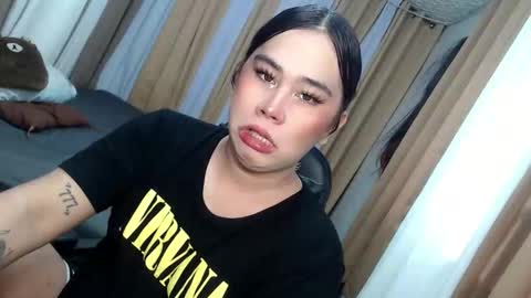 Snapshot of dreammegan chatting on October 5, 8:01 am Stacy DONT FORGET TO FOLLOW ME AND THUMBS UP my wife samgrg2 online show from October 5, 8:01 am